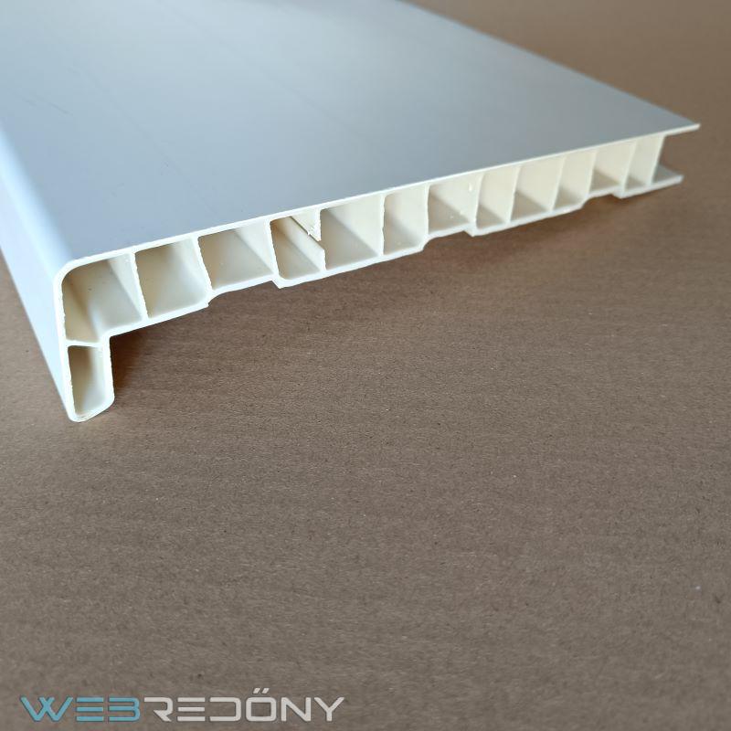 Fehér színű műanyag ablakpárkány Fehér színű műanyag ablakpárkány